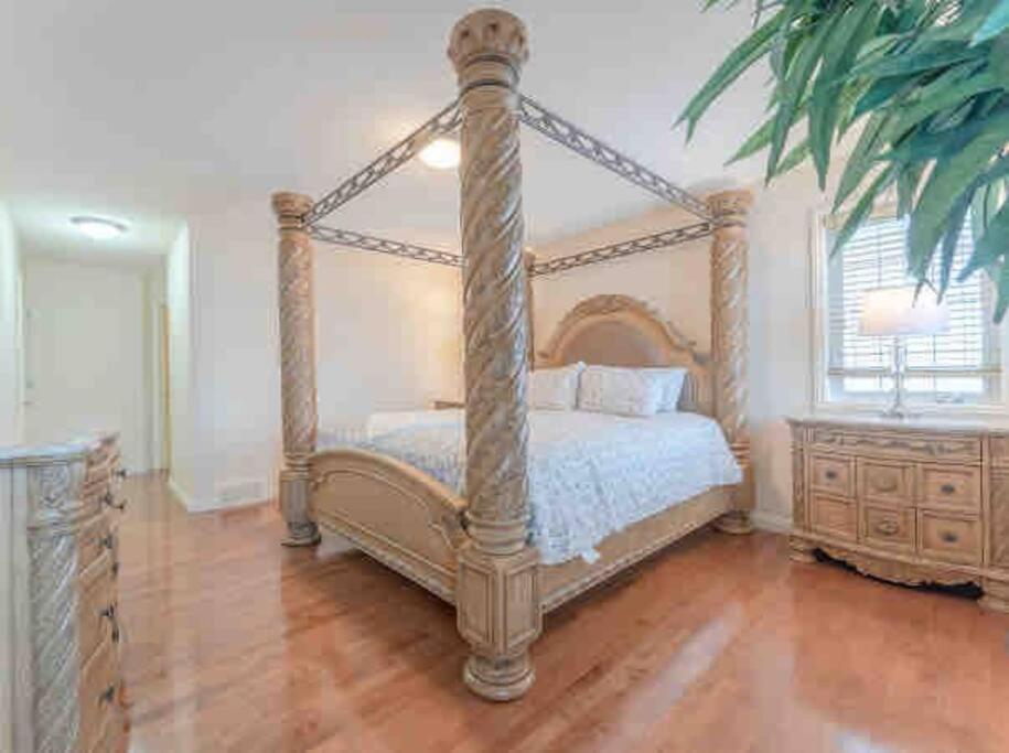 2500 Sq House In Springbank Hill Bl 261818 Villa Calgary Exterior photo
