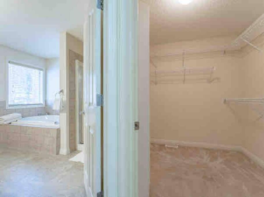 2500 Sq House In Springbank Hill Bl 261818 Villa Calgary Exterior photo