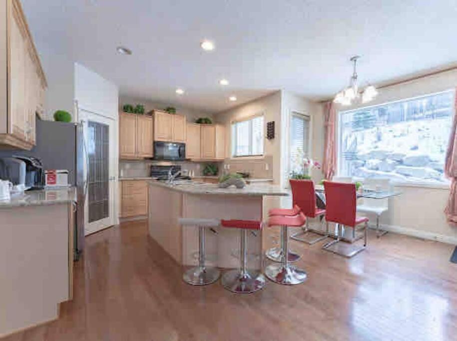 2500 Sq House In Springbank Hill Bl 261818 Villa Calgary Exterior photo